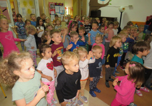 Dzieci w trakcie występu Uli Pakuły.